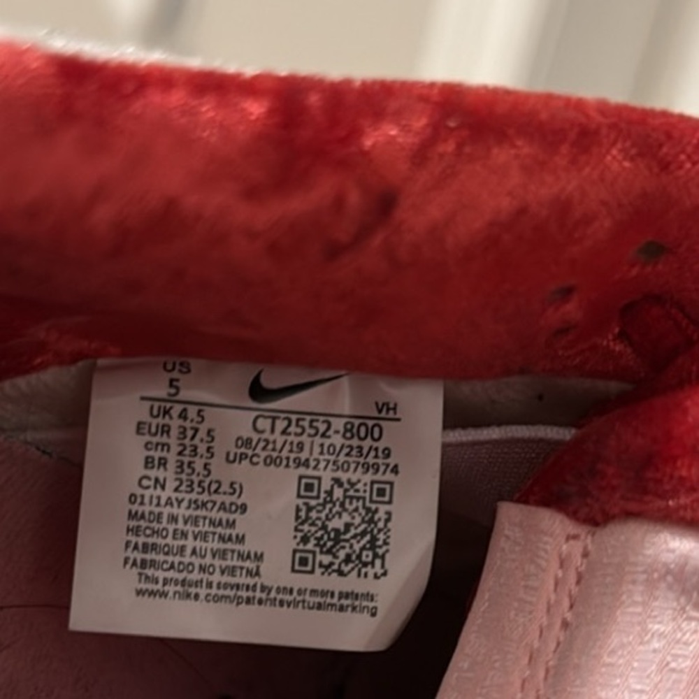 Nike Women's Shoes StrangeLove x Dunk Low SB 'Valentine's Day' - Picture 6 of 6